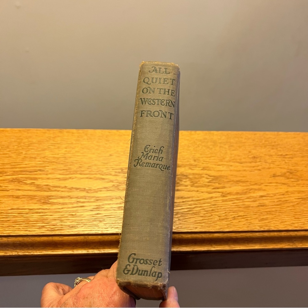ALL QUIET ON THE WESTERN FRONT hardcover book written by Erich Maria Remarque - Picture 5 of 15